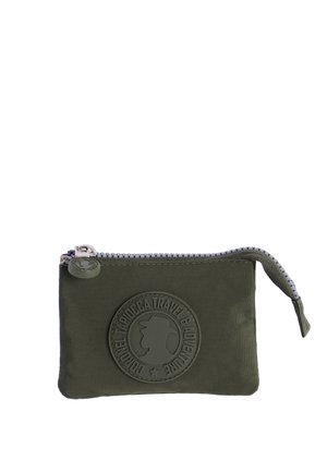 Funda de tela verde con una superficie texturizada, que presenta un logo redondo en relieve y un cierre con cremallera con una pestaña de tela.
