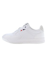 Shoe sportiv alb cu detalii perforate, upper din piele netedă, talpă plată și accente subtile de logo în roșu și albastru.