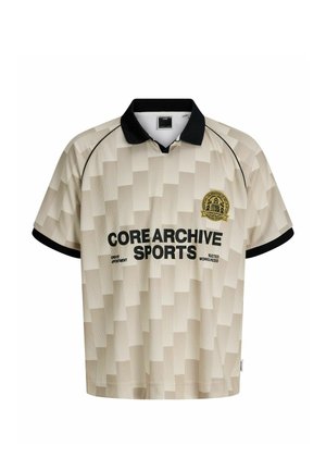 Beige gemustertes Kurzarm-Sportshirt mit schwarzem Kragen, schwarzen Ärmelabschlüssen, dem Text "CORE ARCHIVE SPORTS" und einem runden goldenen Emblem auf der Brust.