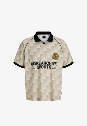 Beige gemustertes Kurzarm-Sportshirt mit schwarzem Kragen, schwarzen Ärmelabschlüssen, dem Text "CORE ARCHIVE SPORTS" und einem runden goldenen Emblem auf der Brust.