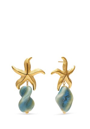 Pendientes dorados en forma de estrella de mar con superficie texturizada, cada uno con una piedra de color azul verdoso de forma irregular colgando debajo.