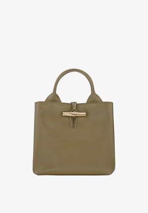 Olivgrüne Lederhandtasche mit strukturierter Form, doppelten Griffen und einem Reißverschluss in goldfarbener Ausführung, der mit einem dekorativen Beschlag verziert ist.