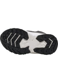 Suela de zapato negra con tracción de goma texturizada y mediopie blanco. Presenta ranuras anguladas para agarre y tracción. Diseño de tacón redondeado.