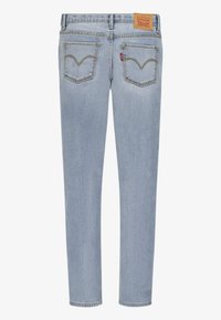 Pantalones de mezclilla Levi's de color azul claro mostrados desde atrás, con dos bolsillos, diseños arqueados cosidos, una etiqueta roja de Levi's y un parche de marca de cuero marrón.