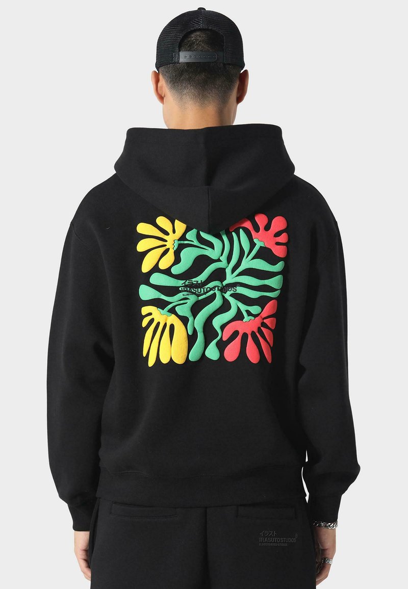 Sudadera negra con diseño floral abstracto y colorido en verde, amarillo, rojo y rosa en la parte posterior. Tela suave, corte estándar.