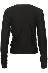 Fekete, hosszú ujjú felső széles nyakkivágással és ráncolt oldali részletekkel, sima, rugalmas anyagból készült, fitted ujjak jellemzik.