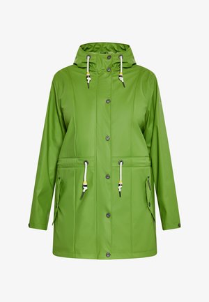 Giacca impermeabile verde con cerniera frontale, cappuccio regolabile con cordino e due tasche laterali. Presenta bottoni a pressione e accenti a contrasto.