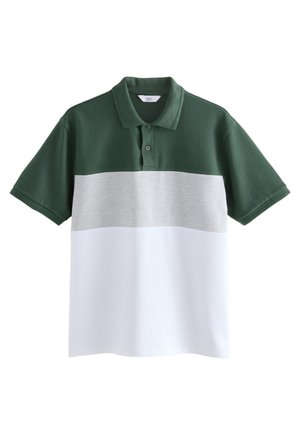 Tricou polo în culori bloc, verde, gri și alb, cu guler, prevăzut cu doi nasturi, mâneci scurte și material texturat.