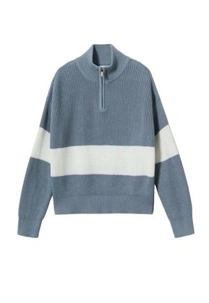 Niebieski sweter z szerokim białym poziomym paskiem, prążkowanymi mankietami i dołem oraz krótkim zamkiem na wysokim kołnierzu.
