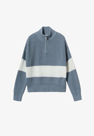 Blå strikket sweater med bred hvid vandret stribe, ribstrikkede manchetter og kant samt en kort lynlås ved den høje krave.