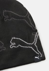 Berretto in maglia nera con silhouette grigie di puma. Include un'etichetta nera con logo bianco sul lato. Texture morbida, vestibilità aderente.