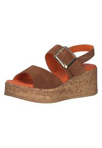 Sandale compensée en daim marron avec une sangle de cheville réglable, boucle en ton or, semelle en liège et semelle intérieure orange.