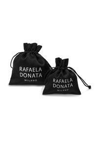 Divi mazi melni satīna vērtnes maisiņi ar tekstu "RAFAELA DONATA MILANO" baltā krāsā, ar savilktām augšdaļām un gludu tekstūru.