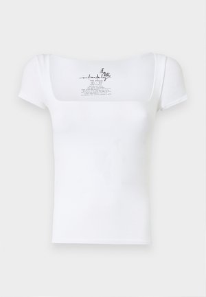 Weißes, figurbetontes T-Shirt mit quadratischem Ausschnitt und kurzen Ärmeln. Auf der Rückseite befindet sich ein kleines aufgedrucktes Logo sowie Pflegehinweise.