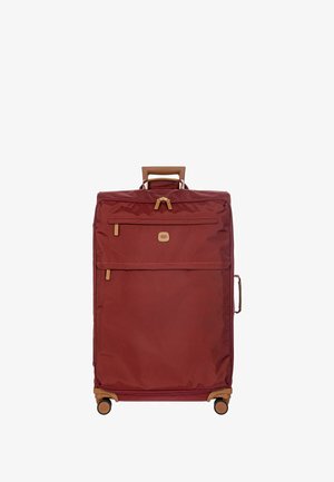 Valise bordeaux avec un extérieur en tissu durable, des accouts en cuir beige, deux poches avant et quatre roues pour la mobilité. Poignée supérieure pour le transport.