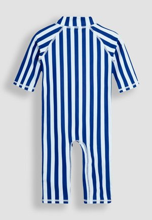 Une combinaison de plongée à manches courtes rayée bleue et blanche avec un col montant, un design sans coutures et des jambes découpées pour plus de liberté de mouvement.