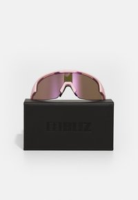 Gafas de sol Bliz con montura rosa y lentes marrones espejados, presentadas en un estuche rectangular negro. Los lentes tienen un diseño angular.