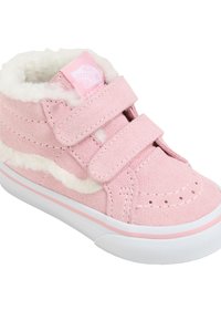 Sneaker alte in suede rosa con foderato fluffy bianco, dotate di due cinturini Velcro, una suola bianca e dettagli rosa.
