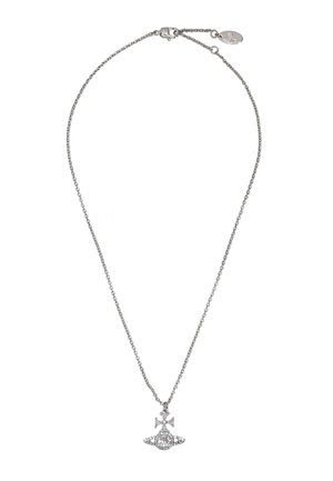 Collana con catena argentata con ciondolo a forma di stella dotato di un motivo centrale circolare e scintillante e dettagli sottili che richiamano gli anelli di un pianeta.