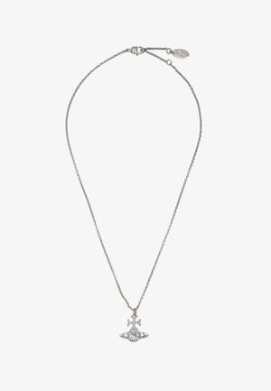 Collana con catena argentata con ciondolo a forma di stella dotato di un motivo centrale circolare e scintillante e dettagli sottili che richiamano gli anelli di un pianeta.