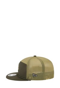 Grüner Hut mit einem strukturierten Netzrücken, flacher Krempe und gesticktem Logo. Verfügt über ein zweifarbiges Design mit verstärkten Nähten und einem Logo an der Seite.
