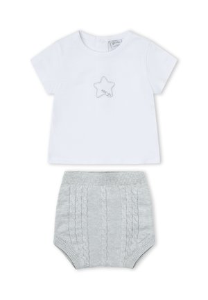 Camiseta blanca de bebé de manga corta con bordado de estrella y pantalones cortos de bebé gris de punto con patrón de cable.