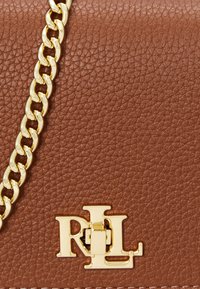 Lauren Ralph Lauren PEBBLED CROSSBODY TURN-LOCK TECH CASE - Bandolera - tan
