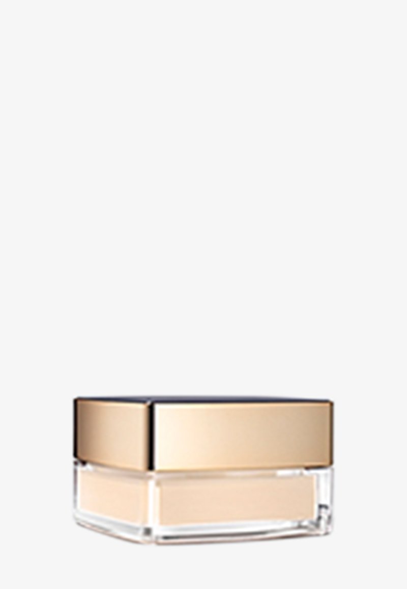 Pot carré transparent contenant une crème beige avec un couvercle doré réfléchissant sur fond blanc.
