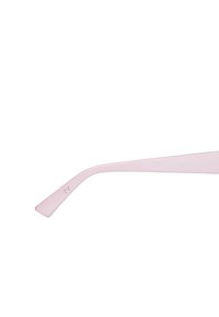 Jasnoróżowy zausznik okularów przeciwsłonecznych o gładkim, zakrzywionym kształcie. Na teksturowanej wewnętrznej powierzchni znajduje się subtelny wytłoczony znak CE.