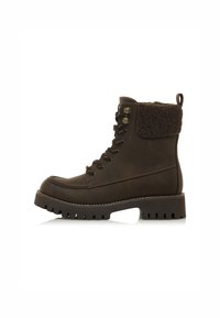 Botas de tobillo marrón oscuro con un puño de piel sintética, suela de goma y ojales de metal para los cordones. El diseño presenta una puntera redondeada y una suela resistente.