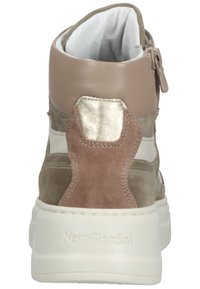 Zapatilla alta en ante beige y topo con acentos blancos y metálicos. Presenta un cierre con cremallera y suela con marca.