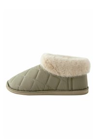 Quiltet grøn slipper med en kunstpelskant og struktureret overdel. Letvægtsdesign med rund tå og blød beige sål.
