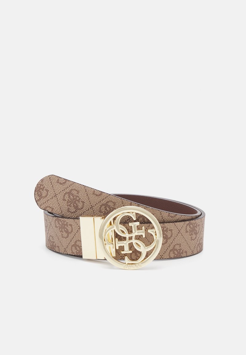 Ceinture marron à motif avec une boucle circulaire dorée présentant des lettres entrelacées sur un fond blanc uni.