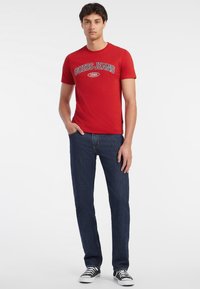 Guess Jeans Marškinėliai su spaudiniu - rot