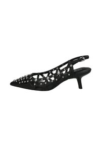Musta kärjellinen slingback-kengät, jossa on leikattu muotoilu, koristeltu koristeellisilla hopeanvärisillä napeilla, matala korko ja säädettävä hihna.
