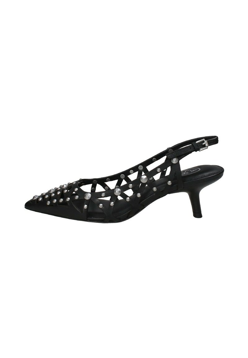 Musta kärjellinen slingback-kengät, jossa on leikattu muotoilu, koristeltu koristeellisilla hopeanvärisillä napeilla, matala korko ja säädettävä hihna.