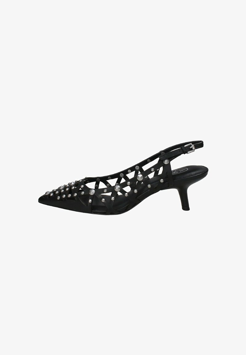 Zapato negro de punta afilada tipo slingback con un diseño recortado, adornado con tachuelas decorativas plateadas, con un tacón bajo y correa ajustable.