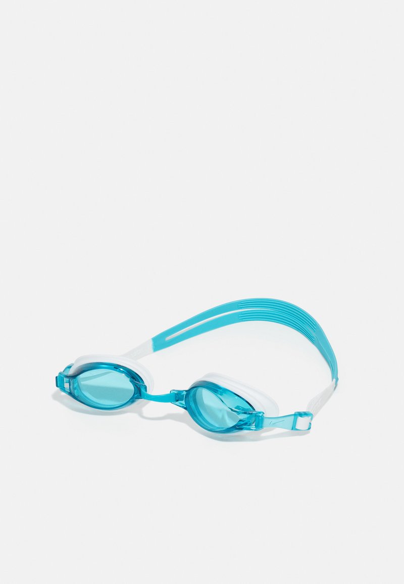 Lunettes de natation avec des verres transparents bleu clair, une monture en plastique transparent et une sangle en silicone blanche. Présente une texture subtile sur la sangle.