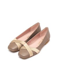 Ballet flats in taupe en beige leer, met een vierkante neus en een kruiselings elastieken bandje. Zachtroze voering aan de binnenkant.