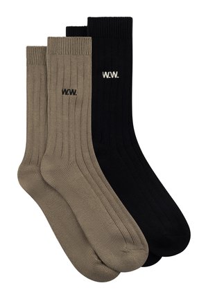 Zwei Paar gerippte Crew-Socken, eines in Braun und eines in Schwarz, jeweils mit kleinem weißen gesticktem "W.W." Logo in der Nähe des oberen Endes.
