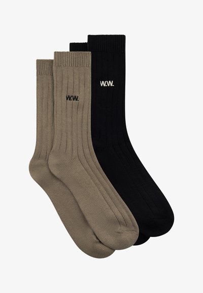 Deux paires de chaussettes montantes côtelées, une marron et une noire, chacune avec un petit logo brodé "W.W." en blanc près du haut.