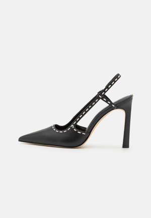 Scarpa slingback nera in pelle con tacco alto, punta affusolata, lati con tagli e dettagli in cucitura bianca a contrasto.
