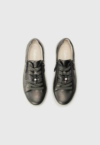 Sorte lærersneakers med dekorative bi-accenter, flade snørebånd, lynlås på siden og en hvid gummisål. Indvendig har de brandlogo.