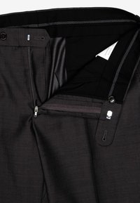 Schwarze Anzughose mit glatter Textur, ausgestattet mit einem Reißverschluss, Knopfverschluss und schlichter, taillierter Gestaltung. Im Inneren sind das Markenlabel und die Nähte sichtbar.