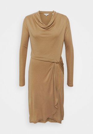 Langärmliges camel-farbenes Kleid mit drapiertem Wasserfallausschnitt und seitlich gerafftem Knoten-Detail am knielangen Saum.