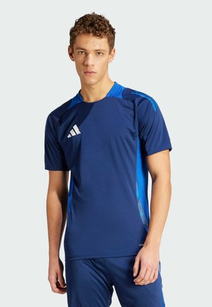Marineblaues Sport-T-Shirt mit kurzen Ärmeln, mit blauen Akzenten und einem weißen Adidas-Logo auf der Brust. Glattes, leichtes Material.