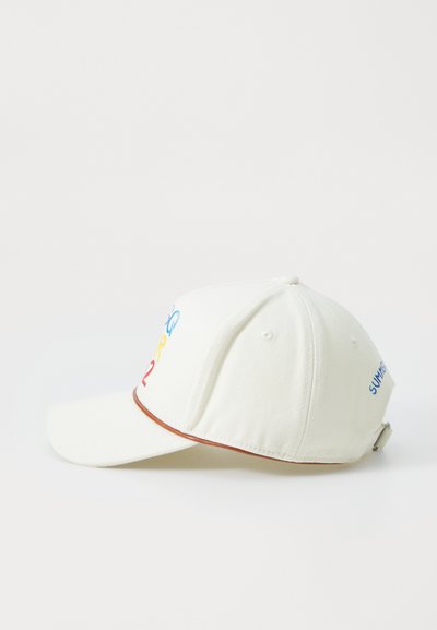 Casquette de baseball en coton blanc avec une visière incurvée, ornée d'un texte multicolore et d'un bandeau en brun. Sangle ajustable à l'arrière.