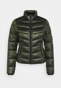 Grön puffjacka med hög krage, dragkedja framtill och två sidofickor. Har horisontell quiltning och en slät, glänsande tygtextur.