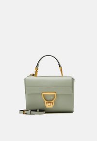 Vihreä nahkalaukku, jossa on jämäkkä muotoilu, yläkahva ja irrotettava hihna. Varustettu kultaisilla yksityiskohdilla ja erottuvalla sulkemistavalla.