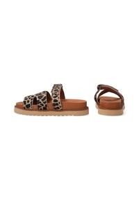 Sandaler med leopardprint, to brede remme, brun gummisål, tekstureret overdel og polstret indersål; designet til komfort og afslappet brug.